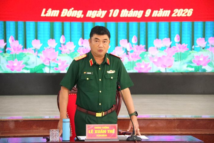 Trung tướng Lê Xuân Thế, Ủy viên Ban Chấp hành Trung ương Đảng, Ủy viên Quân ủy Trung ương, Phó Bí thư Đảng ủy, Tư lệnh Quân khu 7 chủ trì buổi làm việc.