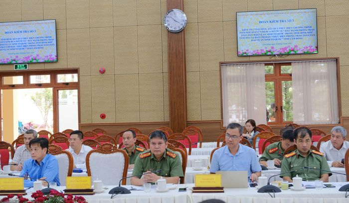 Các đồng chí trong đoàn công tác tại buổi làm việc