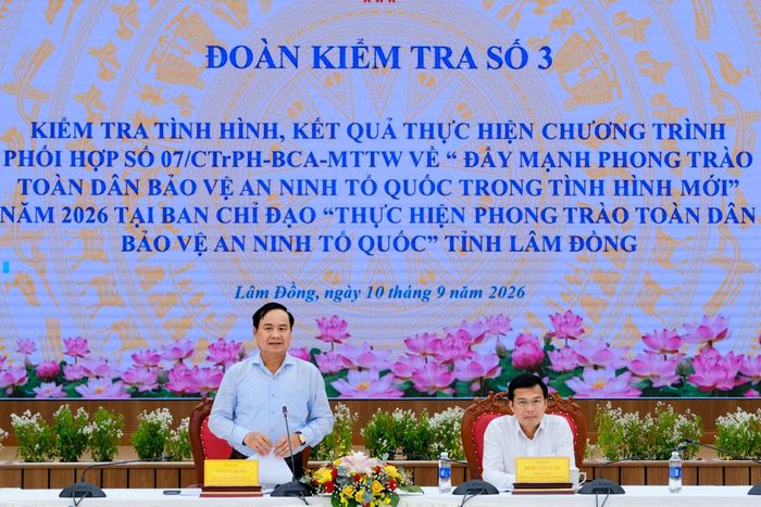 Thứ trưởng Bộ Nông nghiệp và Môi trường Võ Văn Hưng (bên trái) và Tỉnh ủy viên, Phó Chủ tịch UBND tỉnh Lâm Đồng Đinh Văn Tuấn chủ trì hội nghị