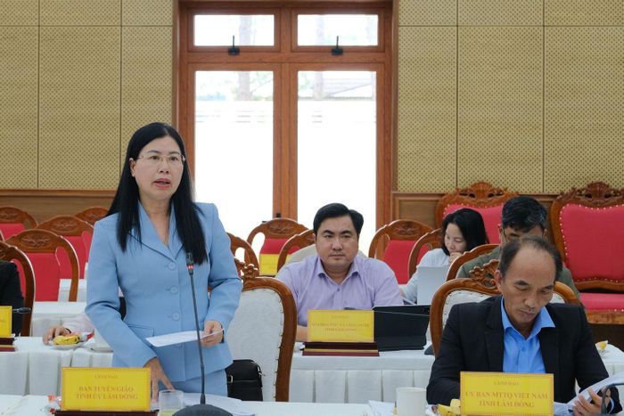 Phó Trưởng Ban Tuyên giáo tỉnh Lâm Đồng Phan Thị Thanh Mai nêu ý kiến tại cuộc họp