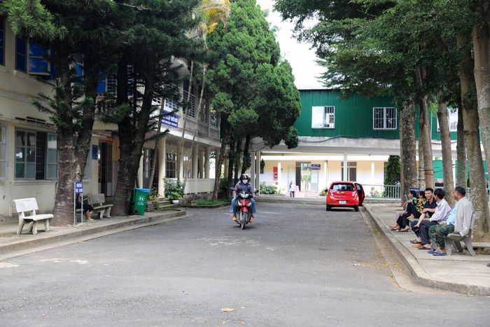 Khuôn viên bên trong Trung tâm Y tế khu vực Lâm Hà
