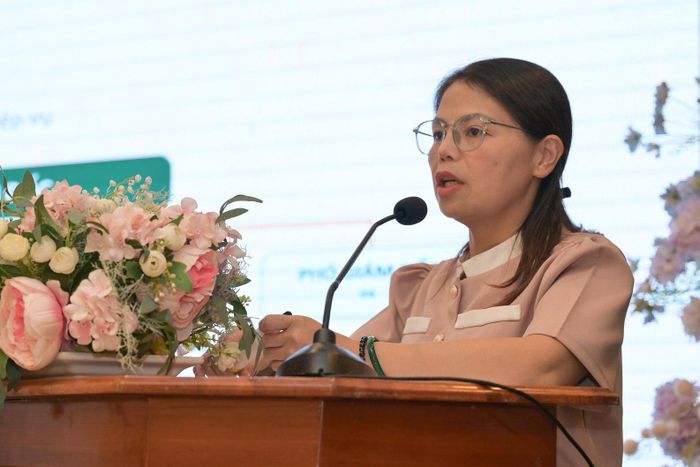 Phó Giám đốc Trung tâm Xúc tiến Đầu tư, Thương mại và Du lịch tỉnh Lâm Đồng Võ Thị Hoàng Yến phát biểu tại hội nghị