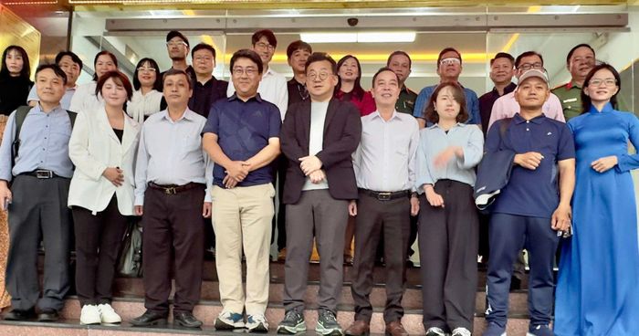 Đoàn Hội Nhà báo Hàn Quốc chụp ảnh lưu niệm cùng lãnh đạo Hội Nhà báo tỉnh Lâm Đồng và phường Phan Thiết