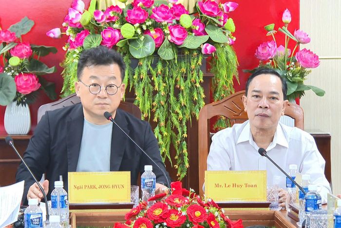 Chủ tịch Hội Nhà báo Hàn Quốc Park Jong Hyun và Chủ tịch Hội Nhà báo tỉnh Lâm Đồng Lê Huy Toàn tại buổi làm việc