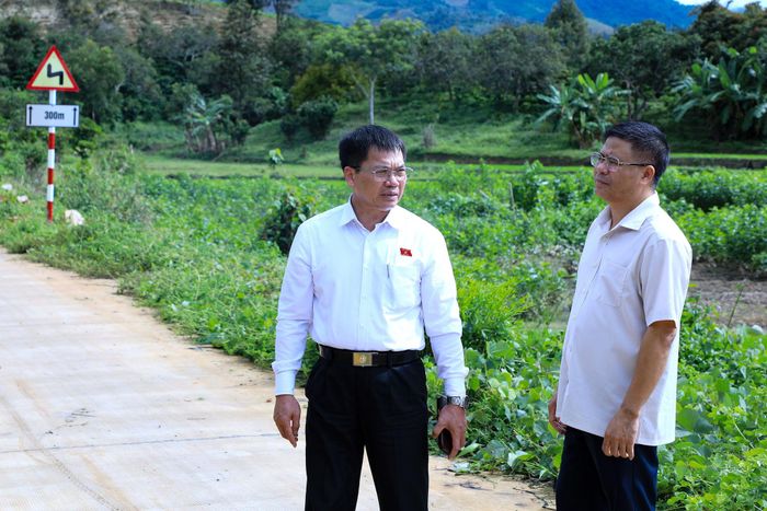 Phó Trưởng đoàn chuyên trách Đoàn ĐBQH tỉnh Lâm Đồng Dương Khắc Mai (bên trái) trao đổi với lãnh đạo xã Đam Rông 4 tại buổi khảo sát
