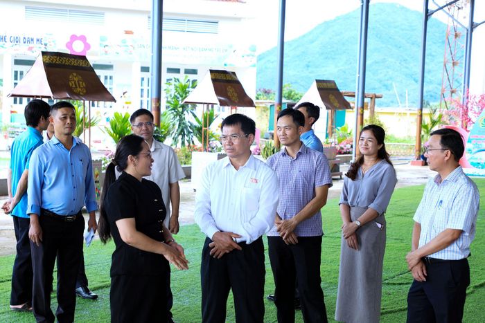 Đoàn ĐBQH tỉnh Lâm Đồng đến khảo sát tại phân hiệu Trường Mầm non Đạ Long, xã Đam Rông 4