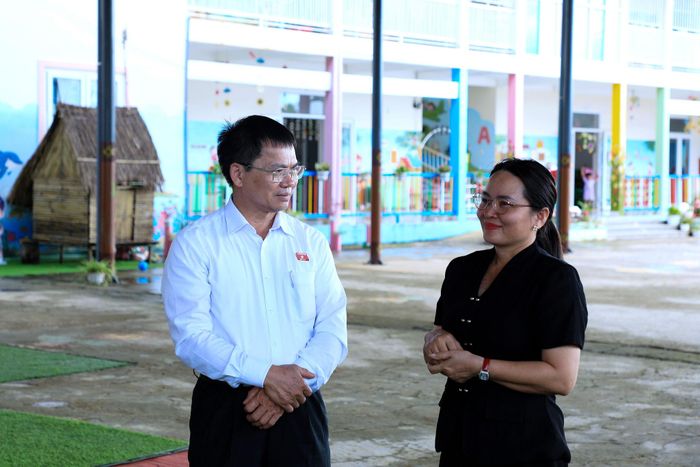 Phó Trưởng đoàn chuyên trách Đoàn ĐBQH tỉnh Lâm Đồng Dương Khắc Mai (bên trái) bày tỏ sự phấn khởi về cơ sở vật chất của phân hiệu Trường Mầm non Đạ Long