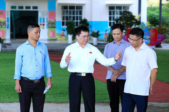 Phó Trưởng đoàn chuyên trách Đoàn ĐBQH Lâm Đồng Dương Khắc Mai (thứ 2 từ trái qua) chia sẻ với lãnh đạo xã Đam Rông 4 tại buổi khảo sát
