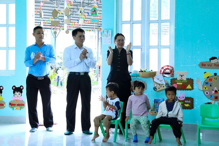 Phó Trưởng đoàn chuyên trách Đoàn ĐBQH Lâm Đồng Dương Khắc Mai (ở giữa) thăm, động viên cô trò phân hiệu Trường Mầm non Đạ Long