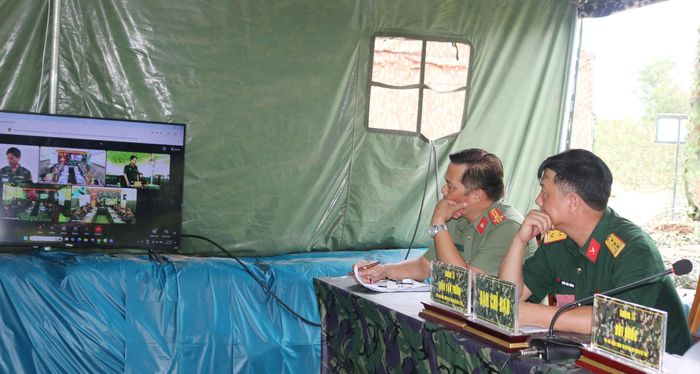 Ban Chỉ đạo diễn tập tại xã Tuy Phong theo dõi Thiếu tướng Đinh Hồng Tiếng, Chỉ huy trưởng Bộ CHQS tỉnh, Phó Trưởng Ban Thường trực Ban Chỉ đạo diễn tập tỉnh, chỉ đạo diễn tập tại xã Phan Sơn