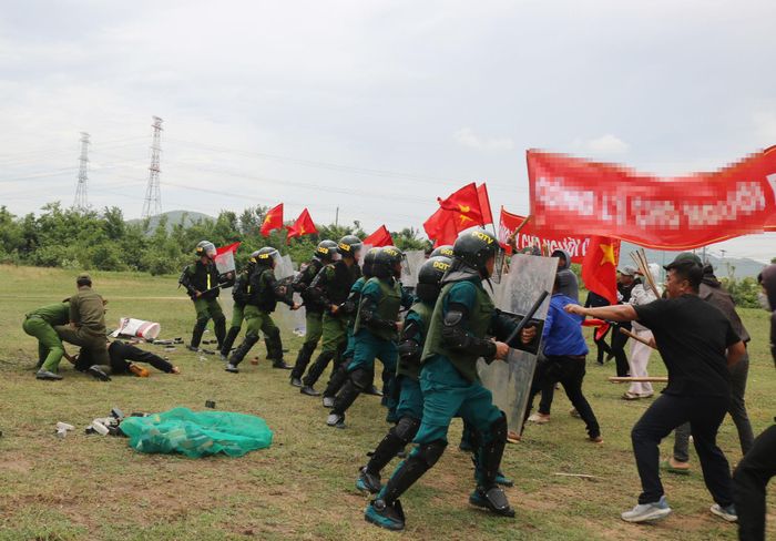 Các lực lượng khống chế đám đông kéo vào trụ sở chính quyền địa phương