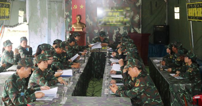 Một trong những cuộc họp diễn ra trong hầm bí mật khi chuyển địa phương vào trạng thái thời chiến