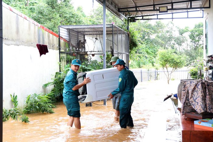 Lực lượng dân quân thường trực hỗ trợ người dân di dời tài sản khỏi khu vực bị ngập