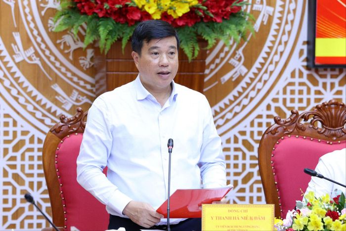 Đồng chí Y Thanh Hà Niê Kđăm, Ủy viên Ban Chấp hành Trung ương Đảng, Bí thư Tỉnh ủy, Trưởng Đoàn ĐBQH tỉnh Lâm Đồng yêu cầu Đảng ủy UBND tỉnh chuyển mạnh từ ban hành chủ trương sang tổ chức thực hiện, từ theo dõi tiến độ sang kiểm soát kết quả