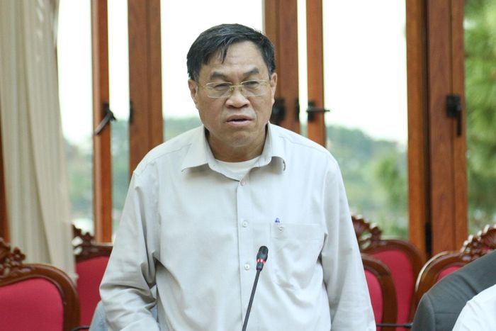 Tỉnh ủy viên, Phó Chủ tịch UBND tỉnh Võ Ngọc Hiệp báo cáo tại buổi làm việc nhiều nội dung liên quan đến lĩnh vực tài chính