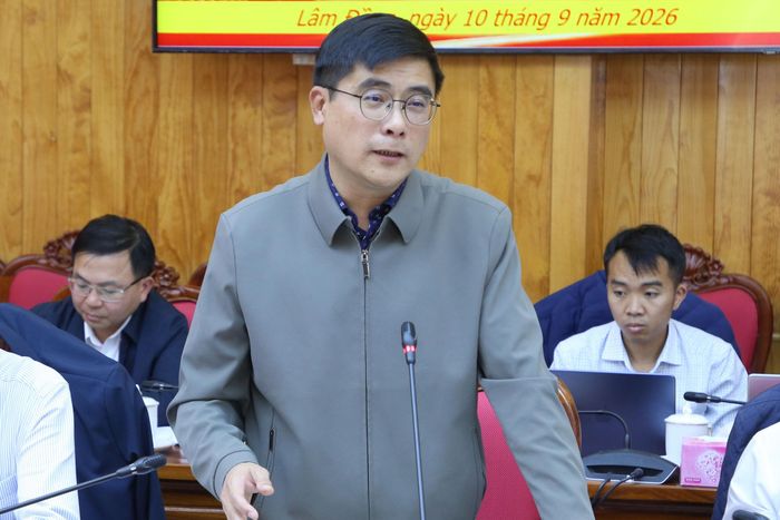 Ủy viên Ban Thường vụ Tỉnh ủy, Chánh Văn phòng Tỉnh ủy Nguyễn Khắc Bình góp ý Đảng ủy UBND tỉnh cần đẩy mạnh ban hành, triển khai các nghị quyết phát triển theo từng lĩnh vực cụ thể