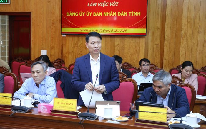 Đồng chí Bùi Huy Thành, Ủy viên Ban Thường vụ Tỉnh ủy, Trưởng Ban Tuyên giáo Tỉnh ủy đề nghị Đảng ủy UBND tỉnh tăng cường công tác quán triệt các nghị quyết của Trung ương