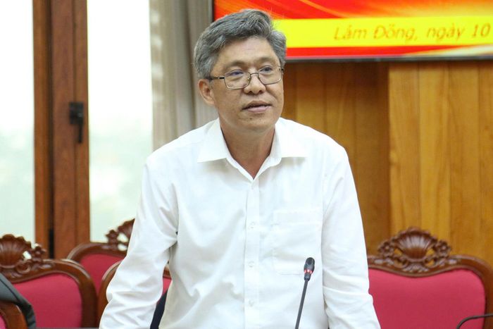 Tỉnh ủy viên, Phó Chủ tịch UBND tỉnh Nguyễn Minh trả lời các ý kiến nêu ra tại buổi làm việc liên quan đến lĩnh vực đầu tư công