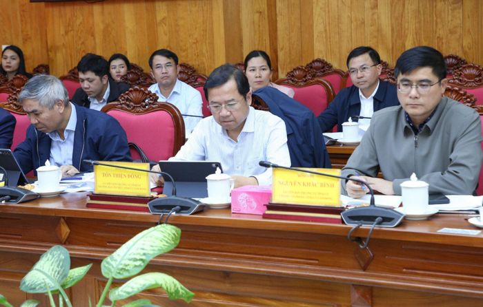 Các đồng chí trong Ban Thường vụ Tỉnh ủy tham dự buổi làm việc