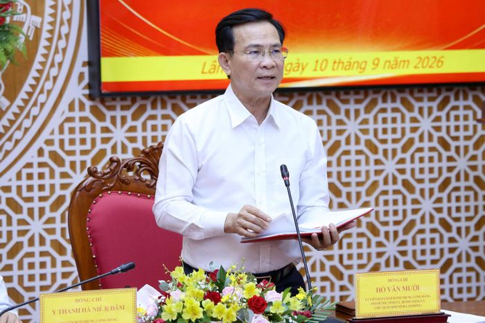 Đồng chí Hồ Văn Mười, Ủy viên Ban Chấp hành Trung ương Đảng, Phó Bí thư Tỉnh ủy, Chủ tịch UBND tỉnh tiếp thu ý kiến góp ý của Thường trực, Ban Thường vụ Tỉnh ủy tại buổi làm việc