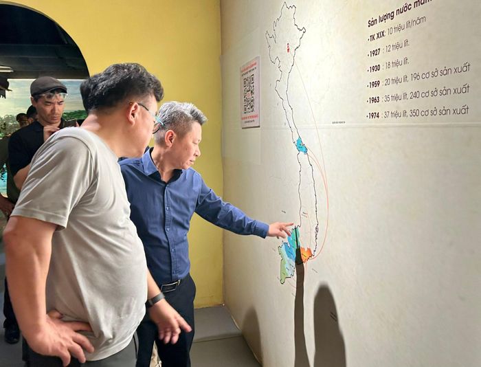 Lãnh đạo Văn phòng Hội Nhà báo tỉnh Lâm Đồng trao đổi với trưởng đoàn Hội Nhà báo Hàn Quốc