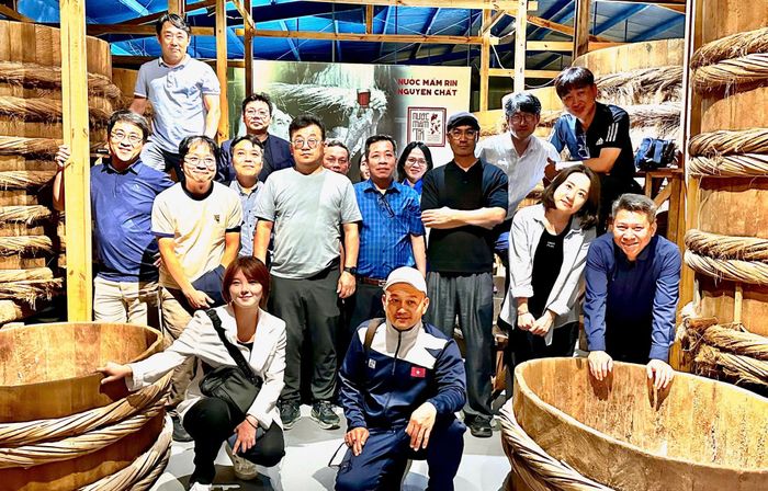 Đoàn chụp hình lưu niệm tại bảo tàng nước mắm Làng Chài Xưa