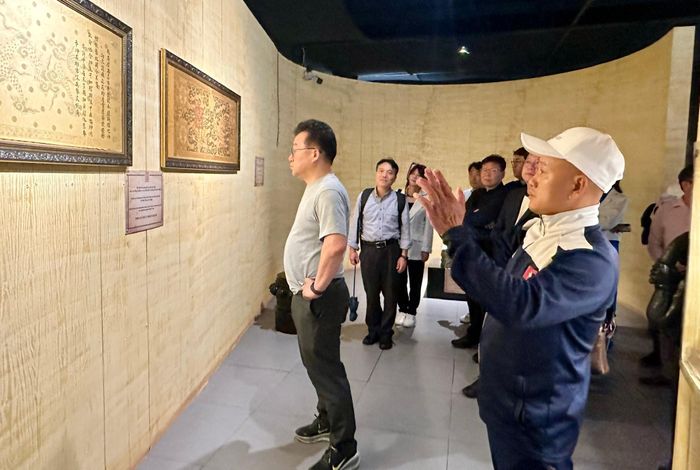 Đoàn tham quan tại điểm trưng bày của Bảo tàng nước mắm Làng Chài Xưa