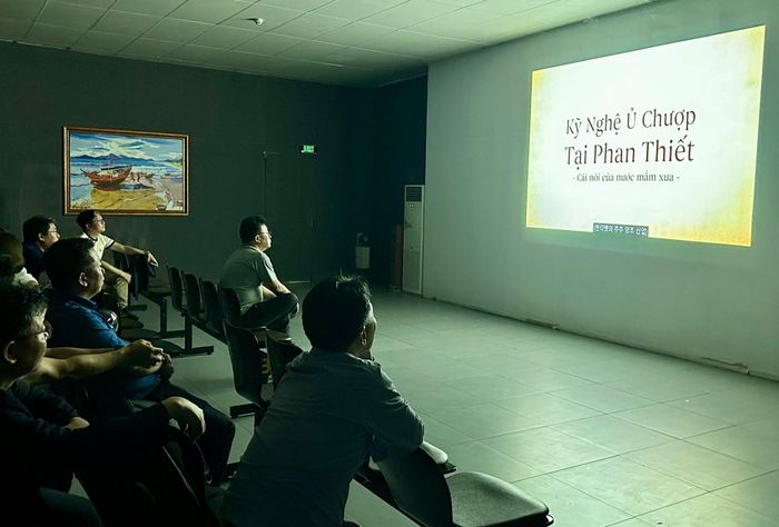 Đoàn xem phim tư liệu tại Bảo tàng nước mắm Làng Chài Xưa