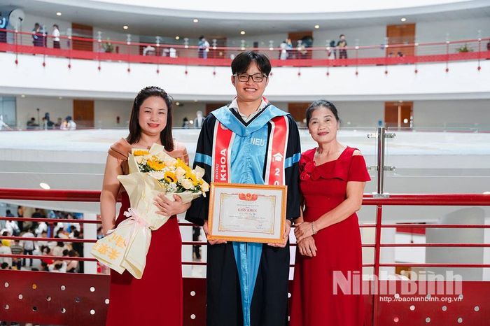 Duy Việt cùng gia đình trong lễ tốt nghiệp tại Đại học Kinh tế Quốc dân.