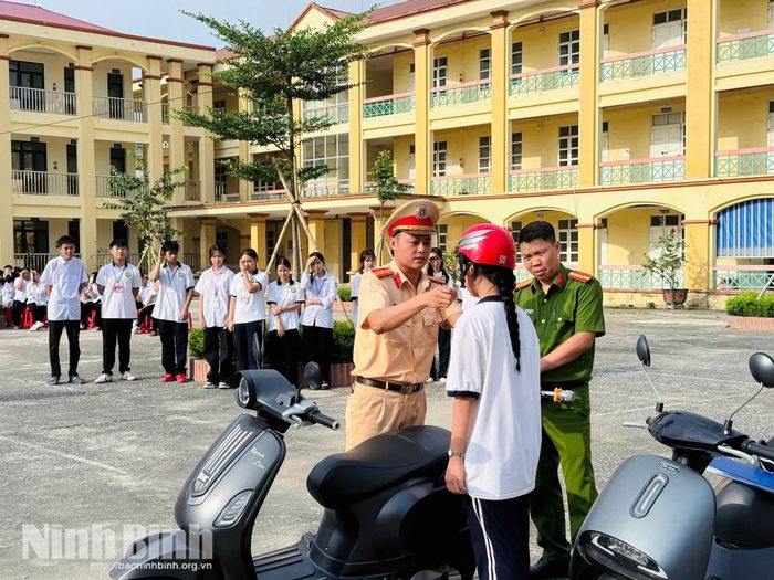 Phòng Cảnh sát giao thông Công an tỉnh phối hợp với Công an xã Tân Thanh hướng dẫn kỹ năng lái xe mô tô, xe gắn máy an toàn cho giáo viên, học sinh Trường THPT C Thanh Liêm.