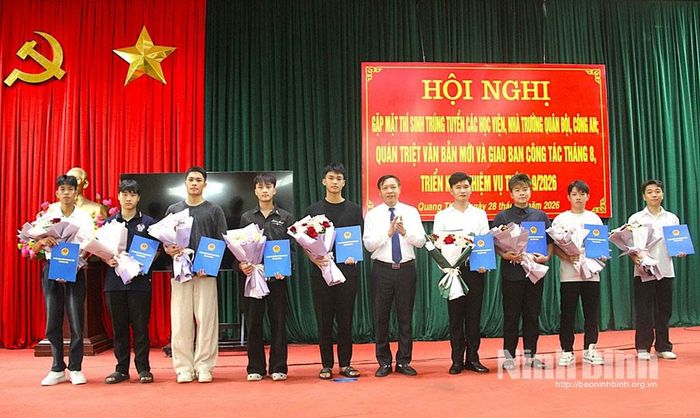 Lãnh đạo xã Quang Thiện trao Quyết định gọi nhập ngũ, tặng quà cho các thí sinh trúng tuyển các học viện, nhà trường Quân đội, công an năm 2026.