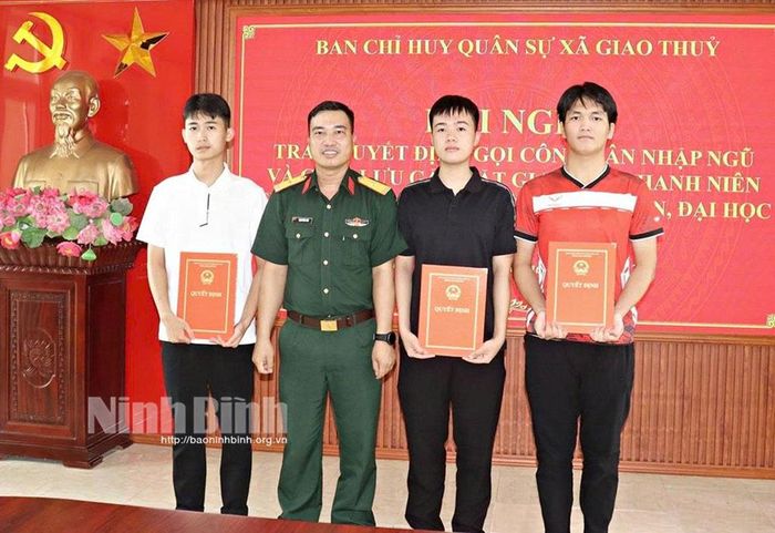 Lãnh đạo Ban Chỉ huy quân sự xã Giao Thủy trao Quyết định gọi nhập ngũ đối với thanh niên đã trúng tuyển các trường Học viện, Đại học trong Quân đội năm 2026.