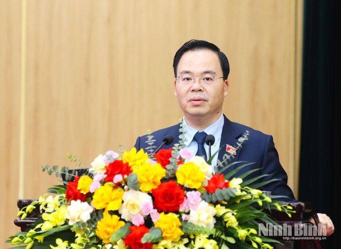 Đồng chí Trần Văn Khải, Phó Chủ nhiệm Ủy ban Khoa học, Công nghệ và Môi trường của Quốc hội, Chủ biên Bộ học liệu phát biểu tại hội nghị.