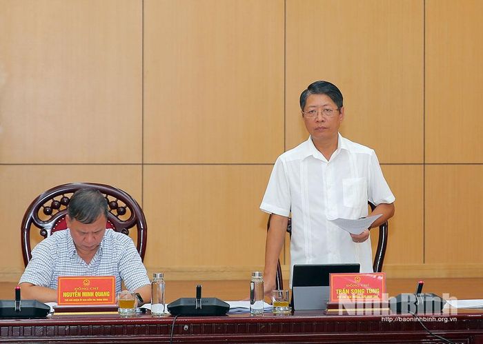 Đồng chí Trần Song Tùng, Ủy viên Ban Thường vụ Tỉnh ủy, Phó Chủ tịch Thường trực UBND tỉnh phát biểu tại hội nghị.