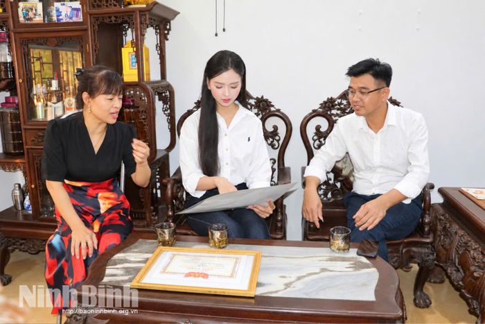 Đỗ Thị Thảo trò chuyện cùng bố mẹ, chia sẻ về những định hướng của em trong thời gian tới.
