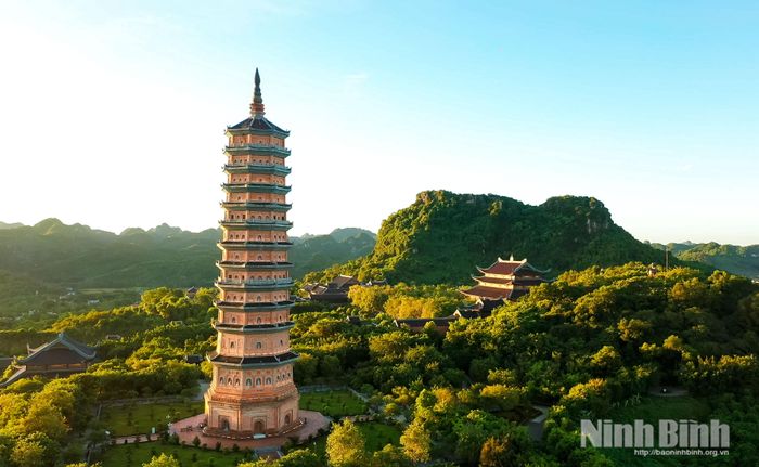 Toàn cảnh Bảo tháp Báo Thiên vươn cao uy nghi giữa không gian núi non linh thiêng.