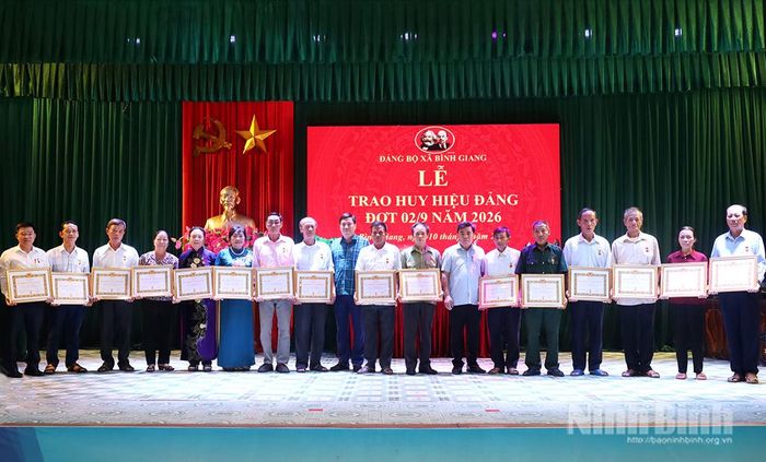 Lãnh đạo xã Bình Giang trao tặng Huy hiệu 30-45 năm tuổi Đảng cho các đảng viên thuộc Đảng bộ xã.