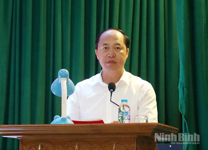 Đồng chí Nguyễn Quang Nghiệp, Bí thư Đảng ủy, Chủ tịch HĐND xã Bình Giang phát biểu tại Lễ trao tặng Huy hiệu Đảng.