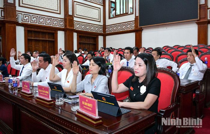 Các đại biểu biểu quyết thông qua các Nghị quyết tại Kỳ họp.