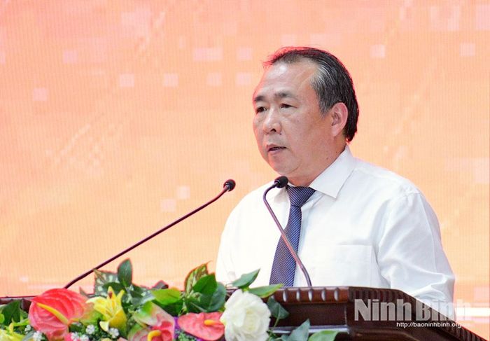 Đồng chí Bùi Đức Thái, Tỉnh ủy viên, Giám đốc Sở Tư pháp trình bày tờ trình tại Kỳ họp.