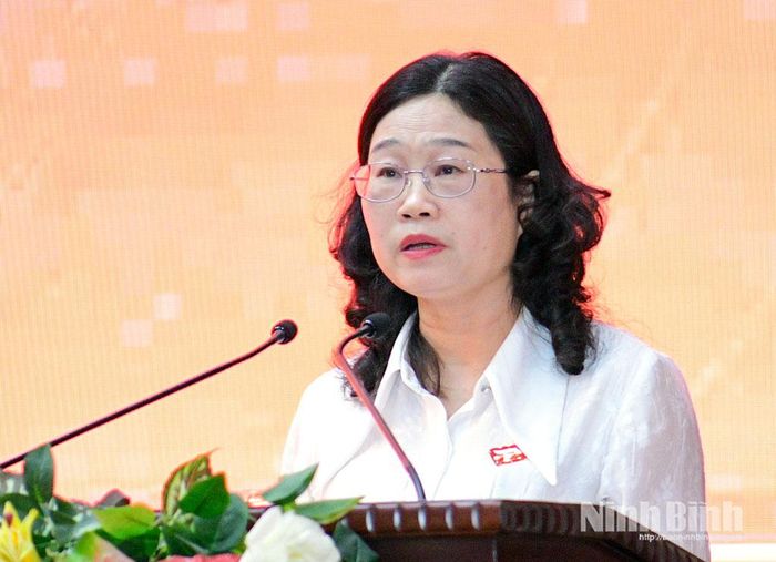 Đồng chí Vũ Thị Kim, Tỉnh ủy viên, Trưởng Ban Pháp chế HĐND tỉnh trình bày Báo cáo thẩm tra của Ban.
