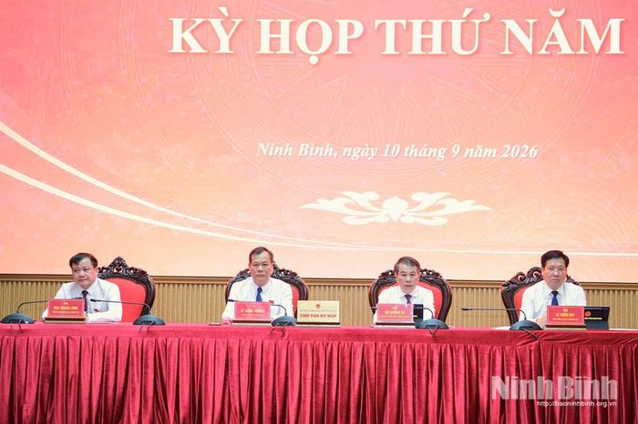 Các đồng chí chủ tọa điều hành Kỳ họp.