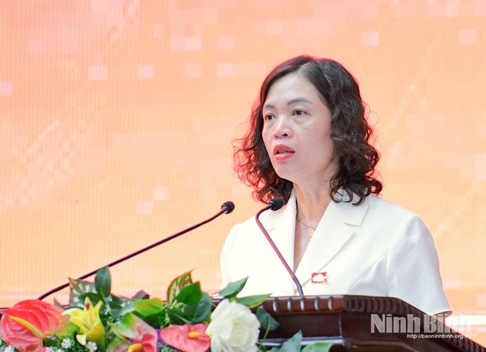 Đồng chí Phạm Thị Phương Hạnh, Tỉnh ủy viên, Giám đốc Sở Y tế trình bày tờ trình tại Kỳ họp.