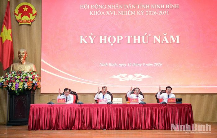 Các đại biểu biểu quyết thông qua Nghị quyết tại Kỳ họp.