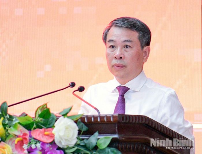 Đồng chí Bùi Hoàng Hà, Ủy viên Ban Thường vụ Tỉnh ủy, Phó Chủ tịch Thường trực HĐND tỉnh phát biểu tại Kỳ họp.