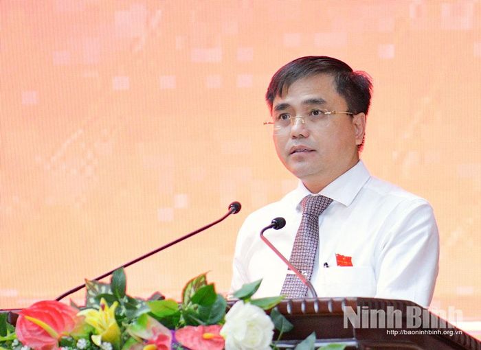 Đồng chí Bùi Văn Hoàng, Tỉnh ủy viên, Giám đốc Sở Nội vụ trình bày tờ trình tại Kỳ họp.