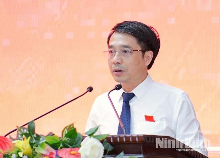 Đồng chí Hoàng Văn Kiên, Tỉnh ủy viên, Giám đốc Sở Tài chính trình bày tờ trình tại Kỳ họp.