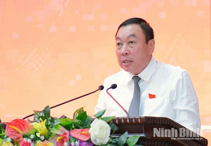 Đồng chí Đinh Văn Tiên, Ủy viên Ban Thường vụ Tỉnh ủy, Giám đốc Sở Nông nghiệp và Môi trường trình bày tờ trình tại Kỳ họp.