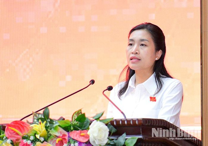Đồng chí Nguyễn Thị Nhung, Tỉnh ủy viên, Trưởng Ban Kinh tế - Ngân sách HĐND tỉnh trình bày Báo cáo thẩm tra của Ban.