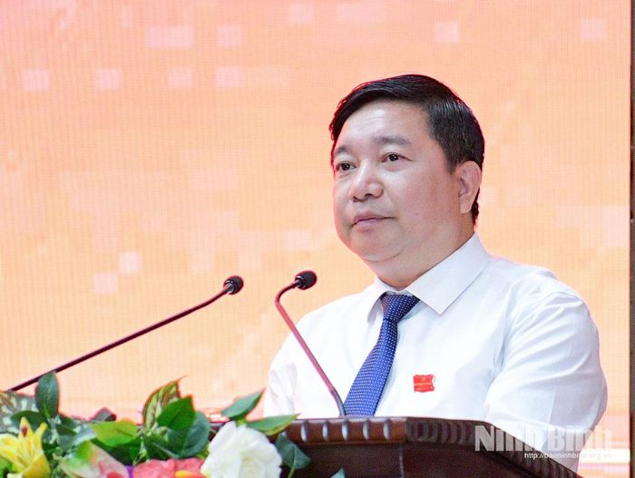 Đồng chí Nguyễn Tiến Dũng, Tỉnh ủy viên, Giám đốc Sở Giáo dục và Đào tạo trình bày tờ trình tại Kỳ họp.